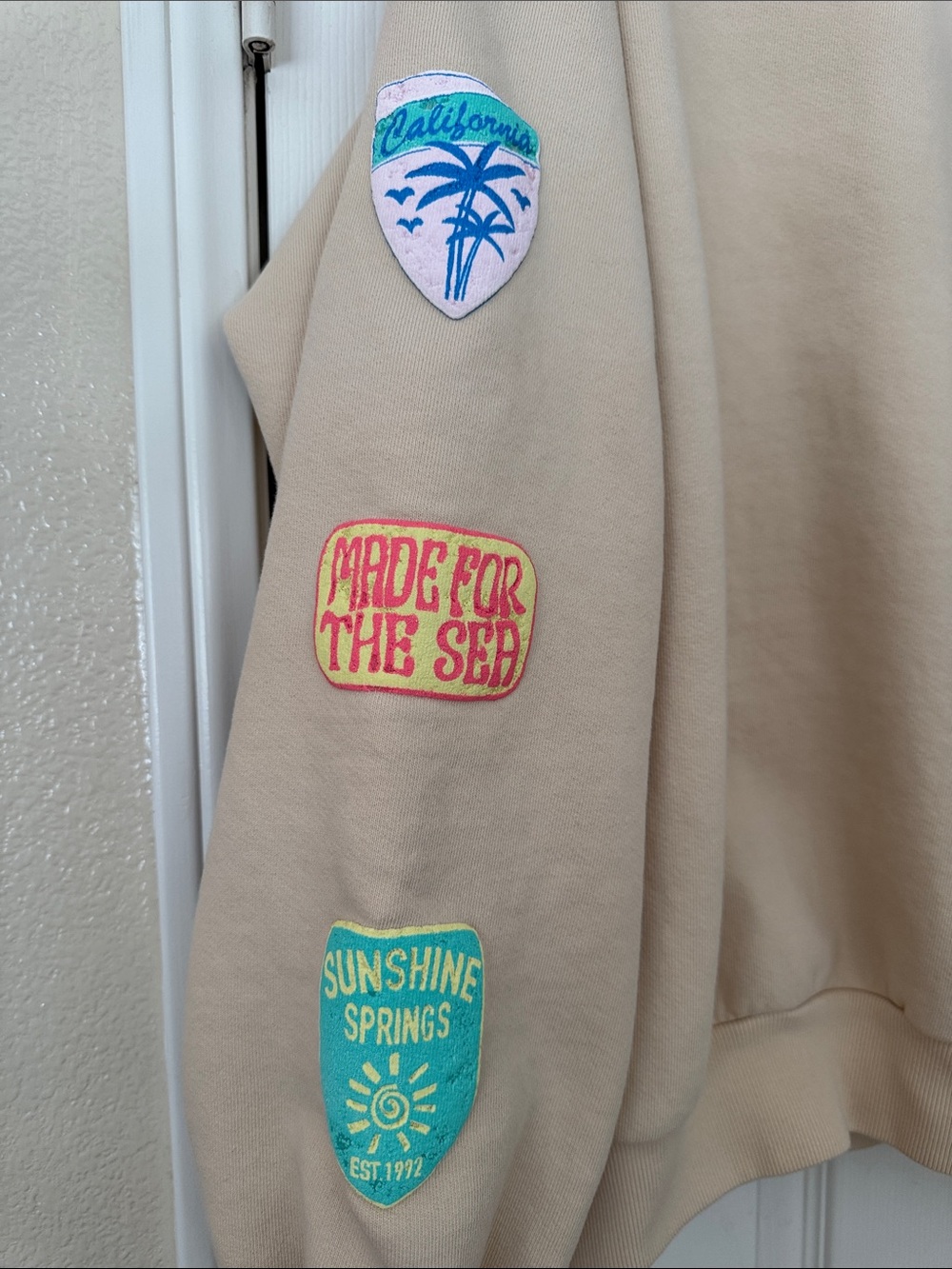 Daydreamer LA Beige Beach Themed Travel Patch Crewneck Sweatshirt Oversized OS - Picture 3 of 11